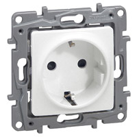 Розетка 2К+З со шторками - немецкий стандарт - винтовые зажимы - 16 А - 250 В~ - Etika - белый