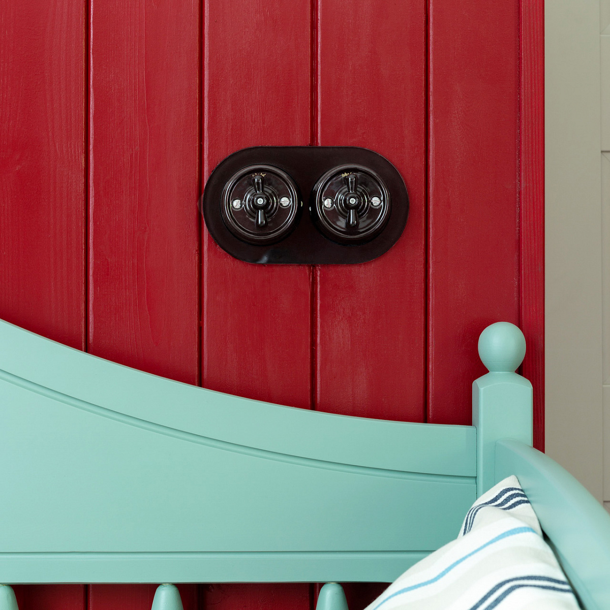 Переключатель/выключатель одноклавишный черный Ретро W5612008